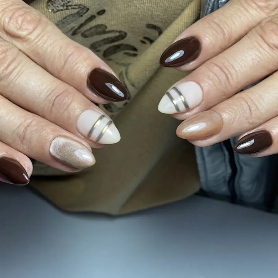 Kapping gel marrón y nude con líneas doradas