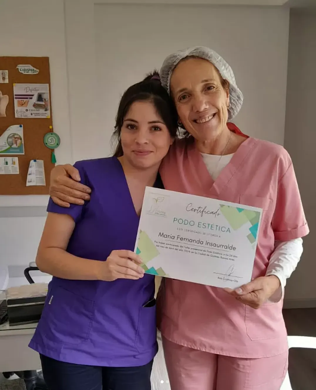 Fernanda con su certificado de podo estética, siempre formándose
