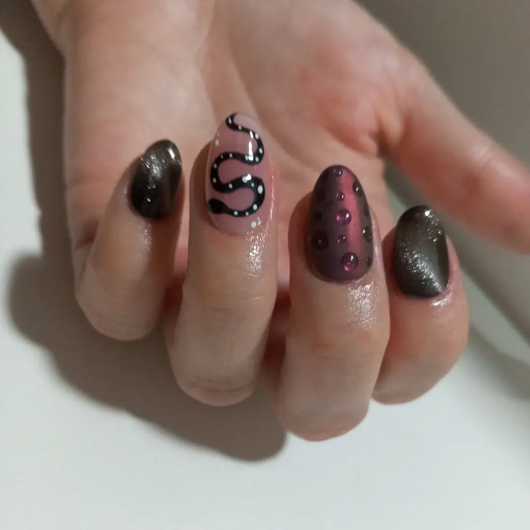 Nail art con víbora pintada a mano