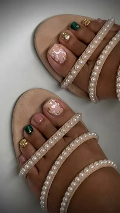 Pedicuría con semipermanente nude, flores y detalles dorados