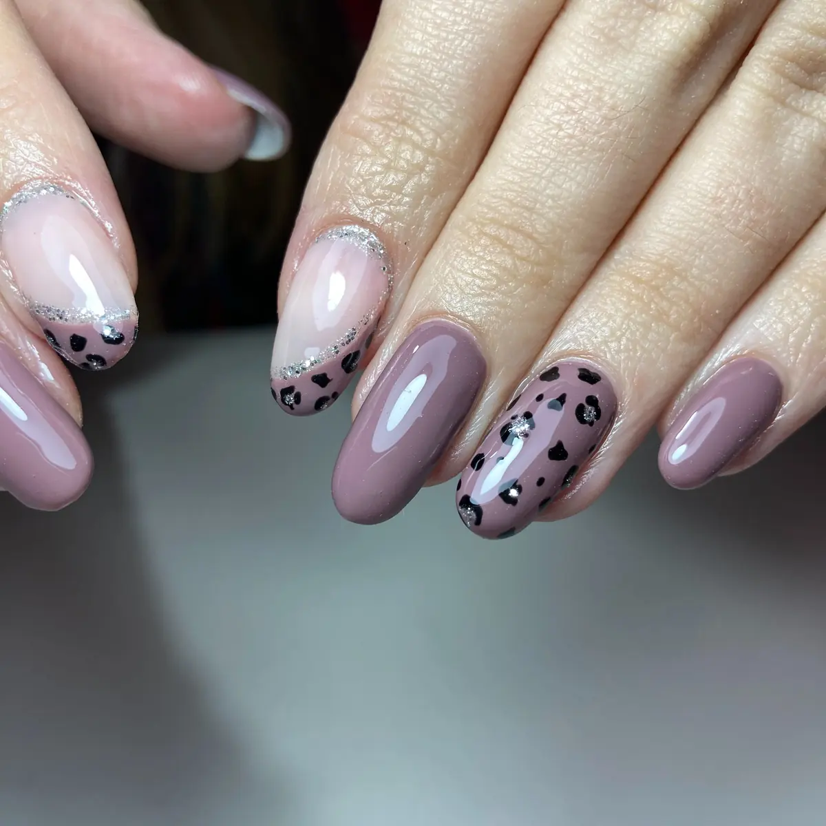 Uñas malva con animal print y glitter