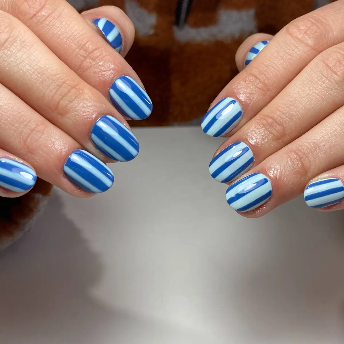 Uñas cortas con rayas azules y celestes
